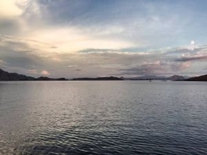 De retour sur le bateau, on navigue 30mn avant de jeter l'ancre dans une baie au calme non loin de Komodo. On peut admirer notre premier couché de soleil. C'est magnifique ! On passera la nuit ici. Au programme, un repas végétarien mais bien copieux, puis une partie de Uno tous ensemble. Vers 22h30 on part se coucher.