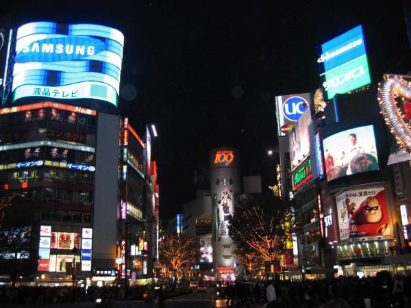 <p><strong>Alors la, il y a un peu de tout.....des temples, des magasins, des gens, des gros plans, des paysages....et des photos insolites.</strong></p>
<p><strong>Mais aussi des photos de Tokyo sous les projecteurs, de ses enseignes, ses avenues illuminees...reflet d'une ville qui vit 24h sur 24.</strong></p>