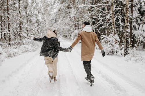 Deux personnes marchant dans la neige 