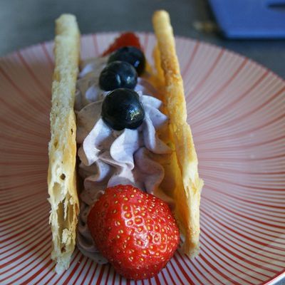 Mille feuille fraises et chantilly à la myrtille