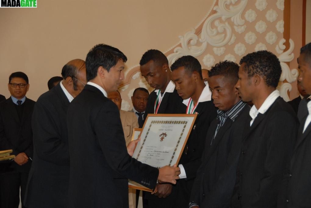 Les XV Makis de Madagascar, vainqueur de la Namibie, lors de la CAN 2012 de rugby, faits Chevaliers de l'Ordre national malagasy. Photos Harilala Randrianarison. www.madagate.com