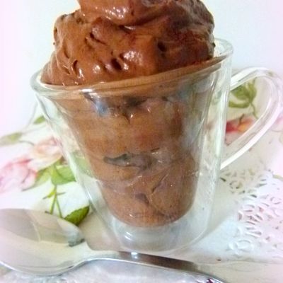 La mousse au chocolat : sans oeufs, sans beurre, sans sucre, mais avec quoi alors ?