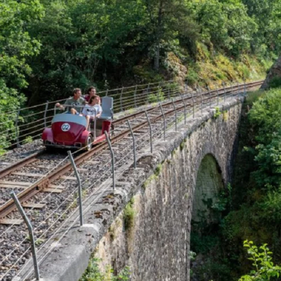 En Ardèche, ces gorges se visitent à travers une longue balade en vélorail