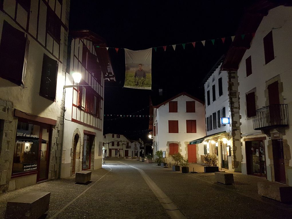 Village aux maisons typiques du Pays Basque, célèbre pour son piment rouge AOP