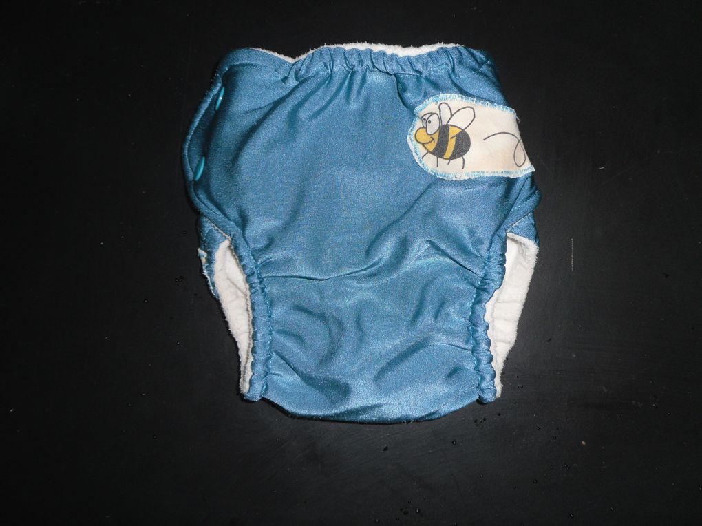 ref CA 05 : maillot de bain - couche , taille 5-15 kg, maman couseuse (dalaudy je crois a verifier) : 12 euros.