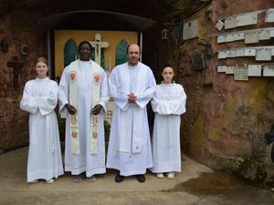 Messe de l'Assomption et bénédiction de la fontaine à la grotte d'Algrange en 2023