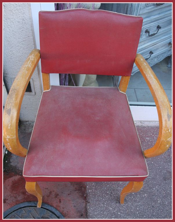 - Style : Vintage 50'
- Couleur : Rouge
- Matière : Bois
- Pièce : Bureau, Chambre, Salon
- Dimensions : Assise 45cm x Dossier 45cm x hauteur 44cm
- PRIX : 109€