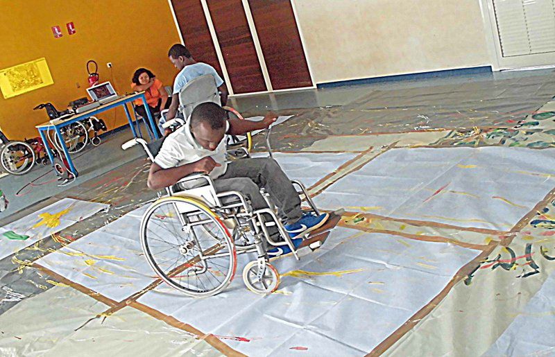 Premier essai, émouvant, de peinture au fauteuil roulant