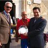 TAORMINA: IN RICORDO DI CHICO SCIMONE CON RICONOSCIMENTO DELL’ ASD MARATHON CLUB ALL’ASSESSORE PROVINCIALE MARIO D’AGOSTINO