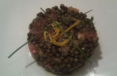 Salade de lentilles vertes du Puy, truite fumée, herbes fraîches et zestes de pamplemousse