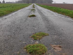 Nos routes communales mal entretenues dans nos campagnes et les ralentisseurs polémiques dans le bourg