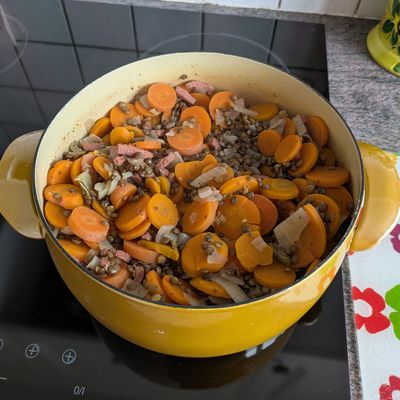 Lentilles vertes, carottes, oignons & bacon fumé