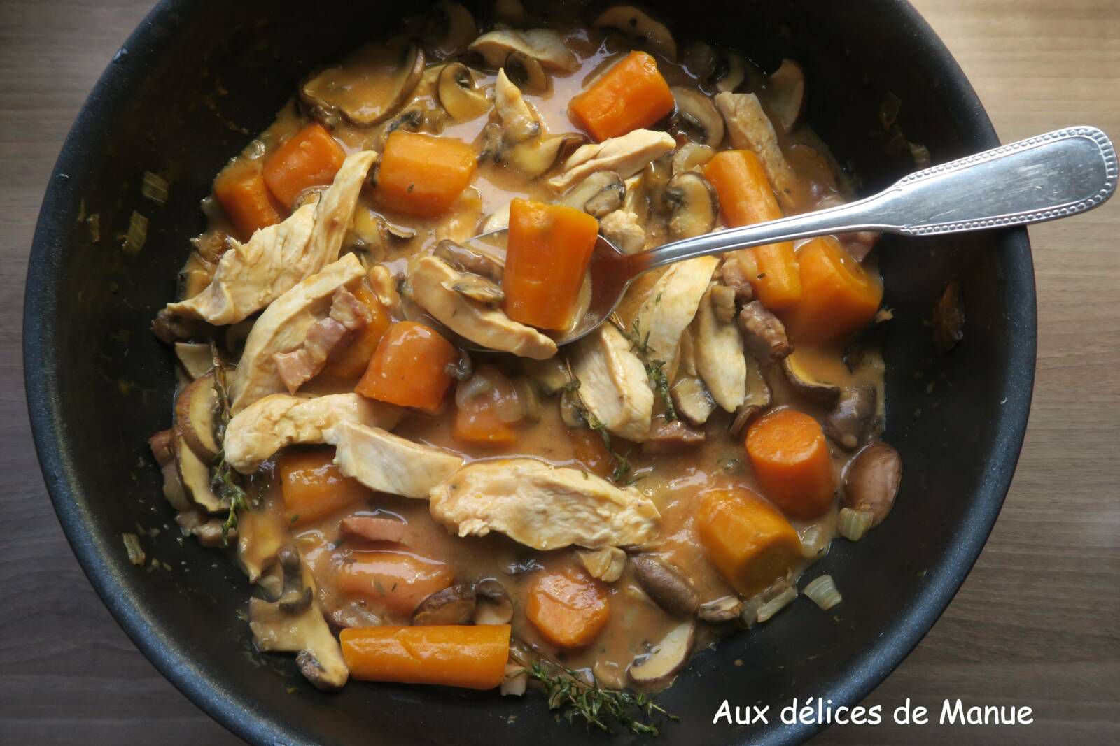 blanquette, fricassée, poulet, blanc de poulet, carottes, champignons, recette facile, recette pas cher, recette rapide