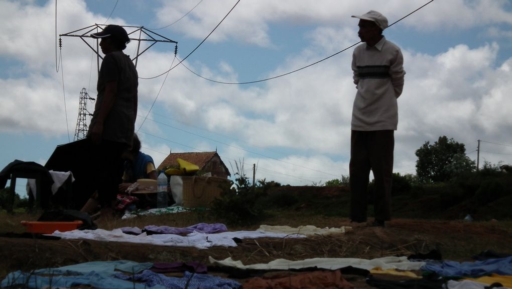 Ampasimbe RN2. Chez les Malgaches, il est de coutume, dans la semaine après le décès d'un proche, de laver le linge (habits, linge de maison). Photos : Jeannot Ramambazafy