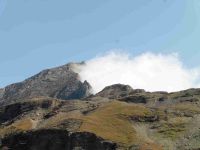 La progression sur la moraine vers le glacier. A gauche les nuages du versant italien stagnent derrière la pointe de la Galise.
