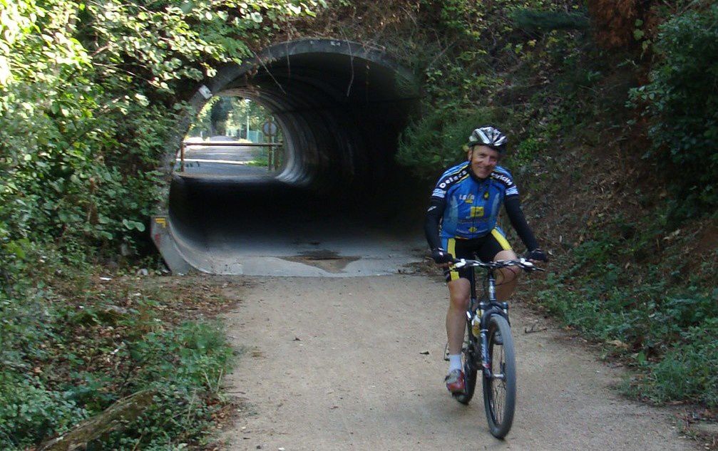 les coureurs cyclistes du vélo-Club Saint-Georgien ont troqué leurs vélos de course habituels contre des VTT le temps d'une balade sur la belle piste verte aménagée sur l'ancienne ligne de chemin de fer Bédarieux–Mazamet.