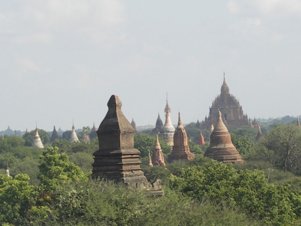 Retour à Bagan à la recherche du plus beau coucher de soleil, perché sur un des 4000 temples de l'ancienne ville.