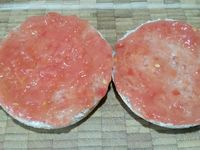 4 - Mettre le four à chauffer en position grill. Emonder et épépiner la tomate. L'écraser à la fourchette pour obtenir une purée, ajouter 1 pincée de sucre pour retirer l'acidité et assaisonner avec du sel. Couper le muffin en 2, le tartiner généreusement de tomate écrasée. Découper de fines bandes dans les tranches de fromage. Les disposer en les croisant (façon bandelettes de momies) sur le haut et le bas du muffin (Cf. photo) en laissant une place libre pour les yeux. Enfourner vos têtes de momie pour 3 à 4 mn sous le grill pour faire fondre le fromage. Pendant ce temps découper 4 rondelles dans les olives noires dénoyautées, remplir le centre d'un morceau de cornichon. Sortir les têtes de momies du four, disposer les yeux dessus.