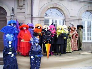 Jusqu'à 140 personnes costumées dans les rues de Rosheim. Manifestation organisée par l'association des professionnels du canton de Rosheim