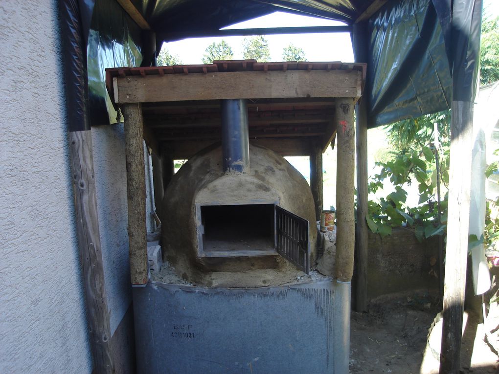 Hier könnt ihr verschiedene Öfen und deren Nachbau sehen.
Rocket Stove Oven aus Büchsen
Rocket Stove Oven aus Lehm
Und den Backofen ( Bauphase)