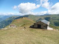 De retour vers le col. Des moutons s'agglutinent autour de la bergerie. On se dirige alors vers le Cochet.