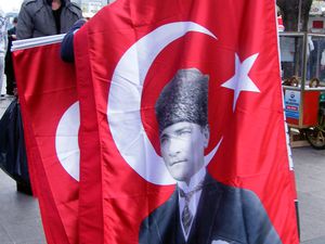 A Istanbul, en se promenant, comme ici, dans un parc près de Sainte Sophie, on peut acheter un drapeau à l'effigie de Mustapha Kemal, fondateur de la Turquie moderne. Le peuple turc se souvient-il aujourd'hui de sa vision novatrice de la société inspirée des idées de la Révolution française, notamment l'égalité et la liberté ?