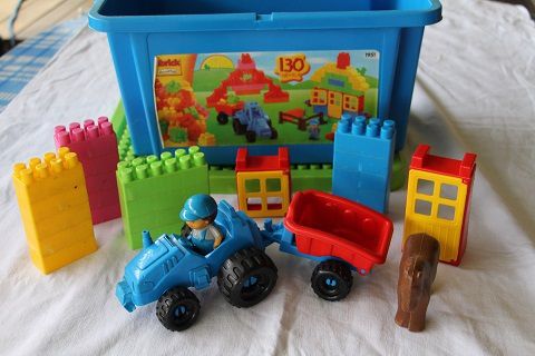 1 boite Lego Brick 1er âge - 10 €