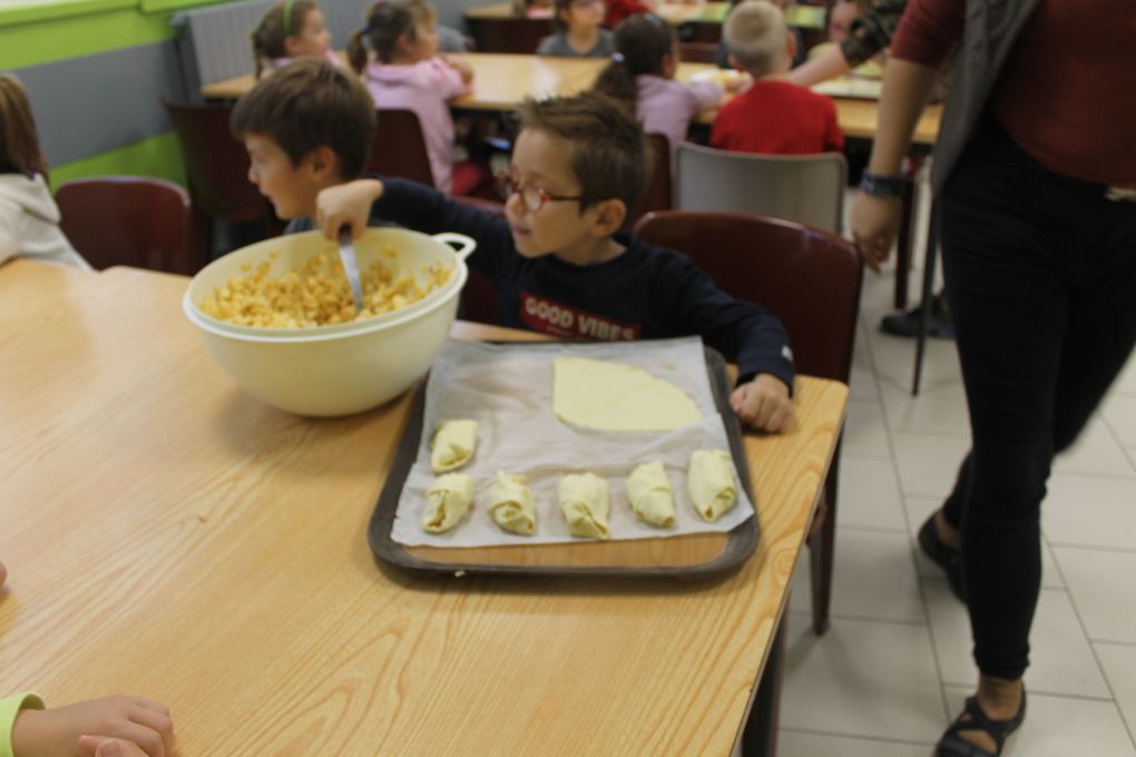 Nous remplissons nos triangles avec nos petits morceaux de pommes.