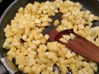 2 - Dans une poêle, faire chauffer le beurre, le sucre roux et le jus du 1/2 citron. Y verser les morceaux de fruits et laisser poêler 3 mn sur feu vif, rajouter les raisins secs macérés et le rhum. Mélanger et laisser encore 1 mn sur le feu.
