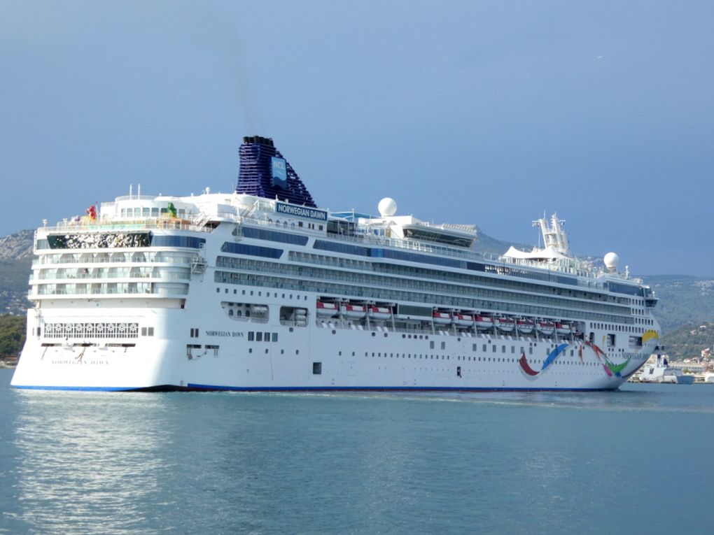 NORWEGIAN  DAWN  en petite rade de Toulon et se dirigeant vers la Seyne sur Mer le 24 aout 2021