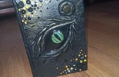 Halloween : un vieux livre transformé en boîte dragon
