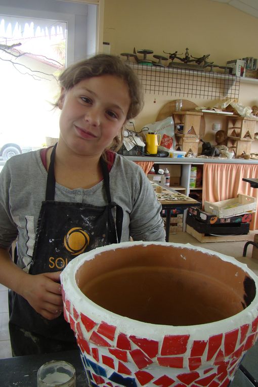 Stage CETL ou 4 enfants de 8 a 9 ans on realisé une mosaÏque sur un pot de fleurs en terre.