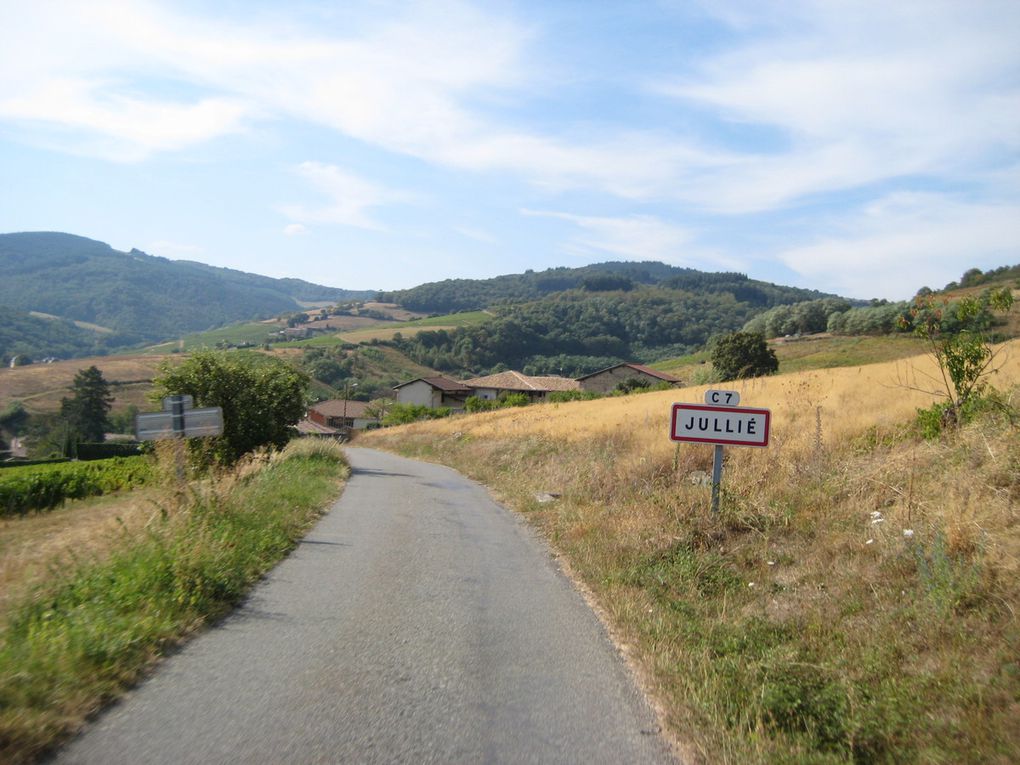 Beaucoup de maisons portent fièrement notre drapeau tricolore. Au loin j’aperçois les côtes de Bourgogne qui m'attendent sagement. J'entre dans le département du Rhône à 15h40.