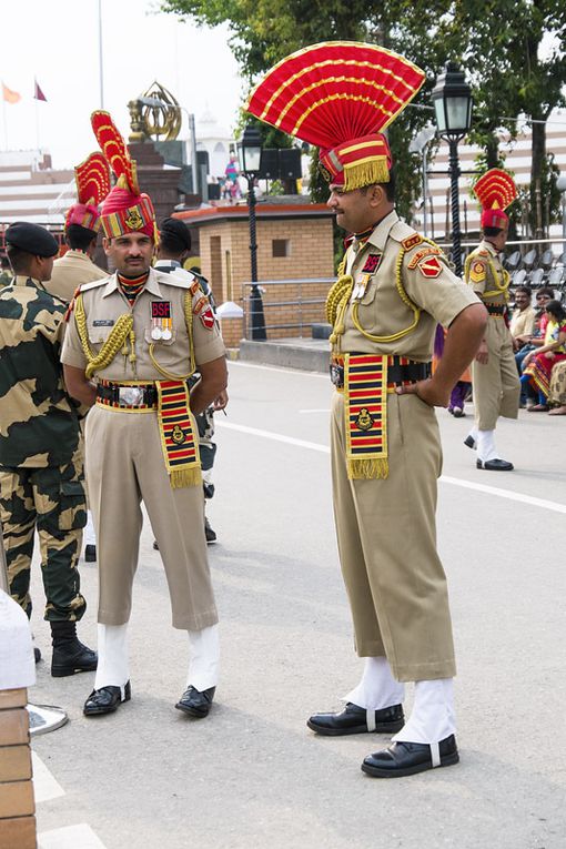 soldats indiens en tenue de parade à la frontière indo-pakistanaise (Cliquez pour dérouler les photos)