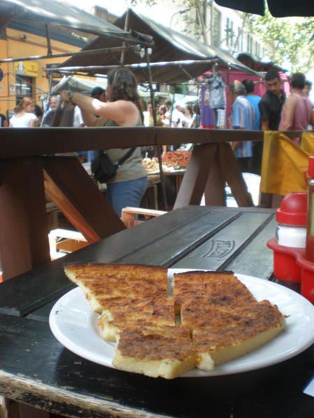 "Paseios en las calles, en las ramblas, parrillas de carne al fierrito y faina a caballo, carnaval de los niños y mercado del puerto"... en version originale, le charme discret d'une ville tranquille où il fait bon flâner.