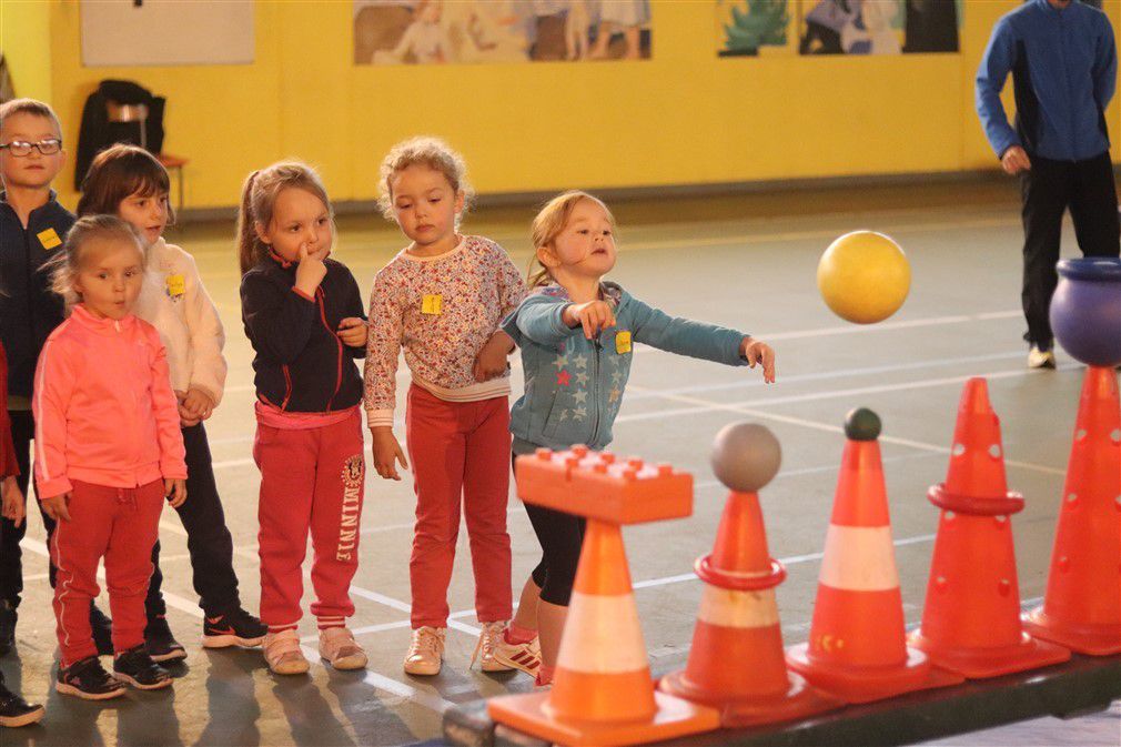 Rencontre sportive en maternelle