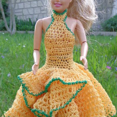 mademoiselle Barbie dans sa nouvelle robe au crochet