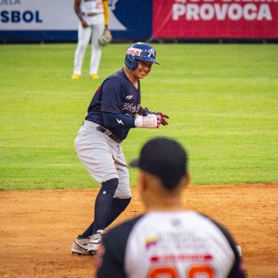 Bryant Flete guía triunfo de Marineros de Carabobo sobre Caciques de Distrito en el Universitario de Caracas