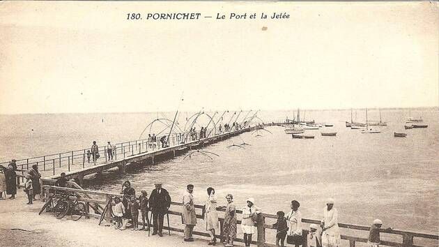 Dix ans après sa destruction pour des raisons de sécurité, la passerelle du vieux môle, à Pornichet, va bientôt renaître. Une souscription auprès de la Fondation du patrimoine sera ouverte prochainement.    Le vieux môle inauguré en 1925 est la digue historique du port d'échouage. Construite  pour protéger les canots de plaisance qui devaient se réfugier au Pouliguen les jours de mauvais temps.   L'édifice n'est plus relié à la terre depuis que la tempête Xynthia est passée par là en 2010.