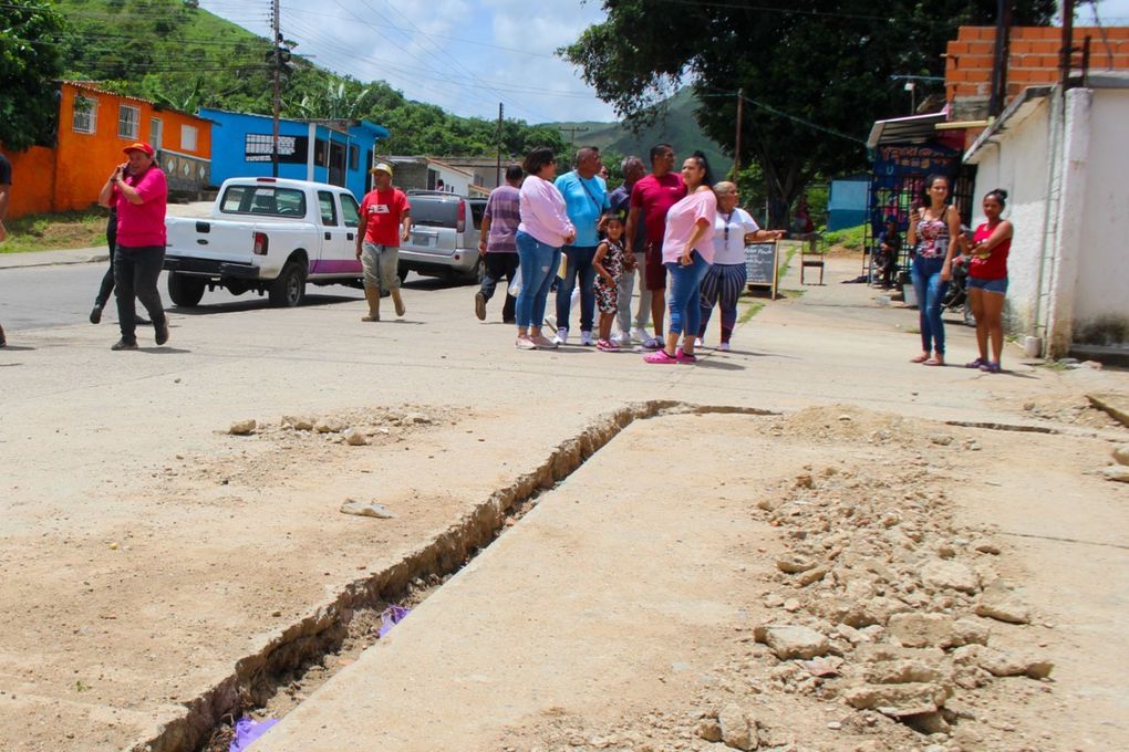 Alcaldesa de Naguanagua entregó material para rehabilitación del sistema de aguas servidas en comunidad Alianza Bolivariana