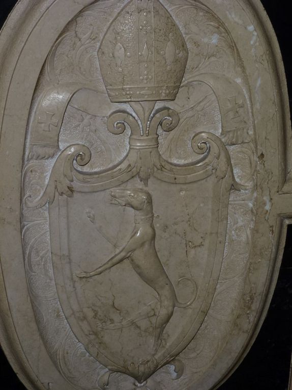 L'intérieur du Duomo : sculptures, fresques et marbre blanc...