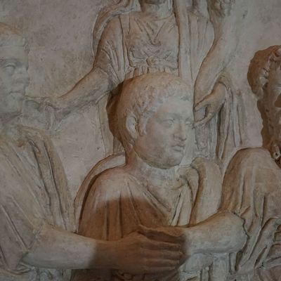 Rions avec l'antique XV : гласность