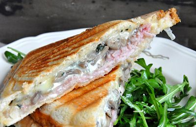 Croque-Monsieur au jambon, cantal et champignons 