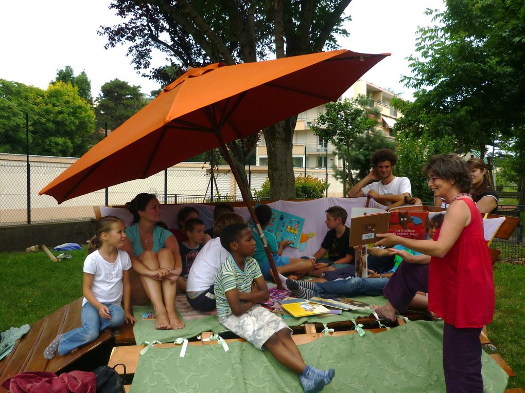 la "Charrette à Histoires" s'est promenée à la rencontre des enfants dans différents arrondissements de Lyon mais aussi à l'extérieur de la ville avec toujours plus d'albums à son bord.