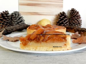 Tarte aux coings sur une base de Myriam Sabet : pâte sucrée, crème d'amande-vanille, coings pochés au sirop caramel-cannelle-vanille, 