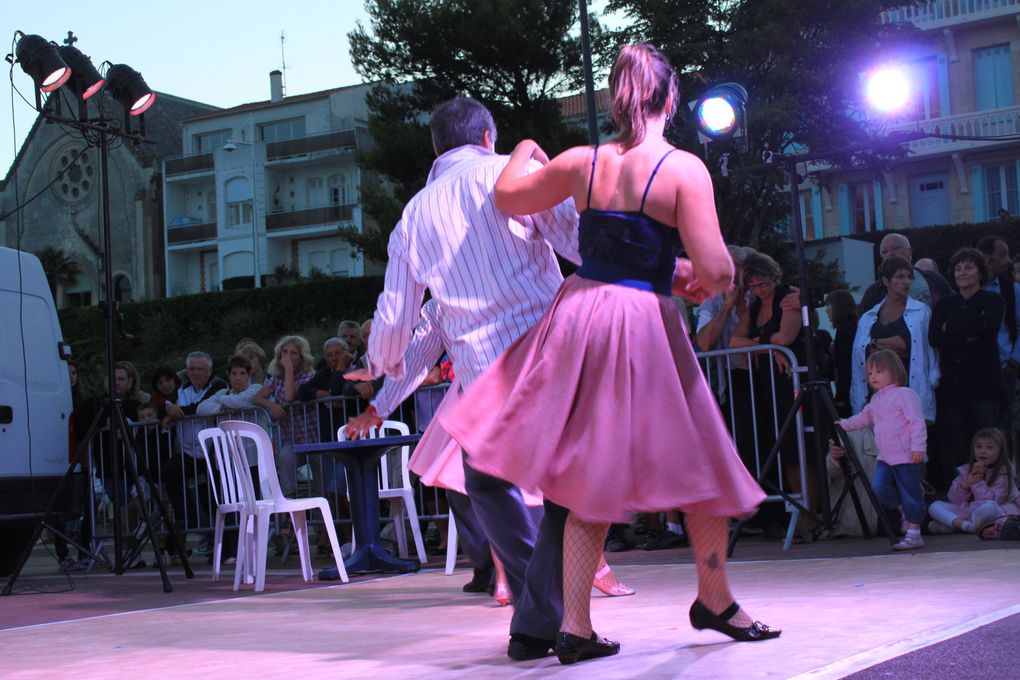 Sur le front de mer entre le casino et un bar bercé par les vagues, Royan au rythme du Rock'n'Roll avec le spectacle " Swing to the Rock" présenté par DANSE PROJECT. Soirée organisée par l'Association Générale de Pontaillac, présidée par Mad