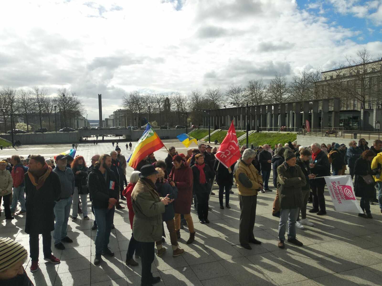 25 février 2023: 200 personnes manifestent place de la Liberté à Brest pour la Paix en Ukraine, en solidarité avec le peuple ukrainien victime depuis un an de l'agression et de la guerre barbare de Poutine
