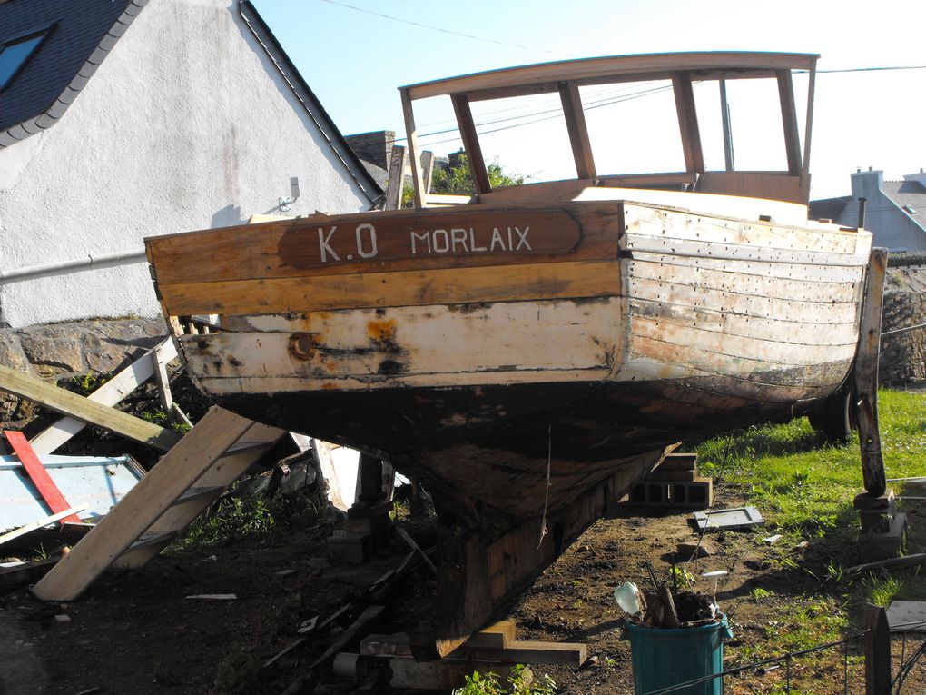 Un vieux bateau devient terrasse de jardin