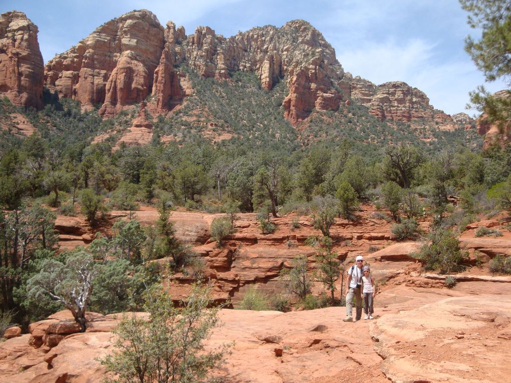 Voici en image notre periple entre Sedona avec ses falaises rougeoyantes et son canyon magnifiques, le Grand Canyon qui est ireel et epoustouflant puis Antilope Canyon qui est incroyable avec ses gorges etroites ou nous descendons ...