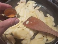 2 - Peler les pommes et détailler en lamelles. Faire revenir quelques minutes dans une poêle avec le beurre en remuant. Rajouter 3 cl de calvados et faire flamber. Incorporer les pommes dans la pâte. Beurrer et fariner un moule à manquer et le remplir de la préparation. Saupoudrer de sucre vanillé et enfourner 30 mn environ th 7 (210°). Sortir du four et laisser tiédir avant de démouler.